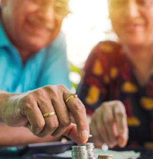 Retirement Planning : सेवानिवृत्तीचं असं करा नियोजन, म्हातारपण जाईल सुखात; कोणाकडे पसरावे लागणार नाही हात