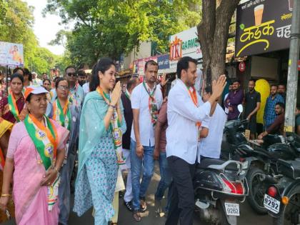 Lek for mother entered the battleground of election Revati Sule participation in campaigning for the first time in Baramati | आईसाठी लेक उतरली निवडणुकीच्या रणधुमाळीत; बारामतीत रेवती सुळेंचा प्रथमच प्रचारफेरीत सहभाग