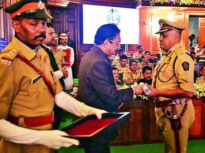 SRPF's DIG Mahesh Ghurye awarded the medal | एसआरपीएफचे डीआयजी महेश घुर्ये यांना पदक प्रदान