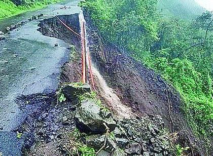 Travel on the ghat road is dangerous | घाटमार्गातील प्रवास खडतर