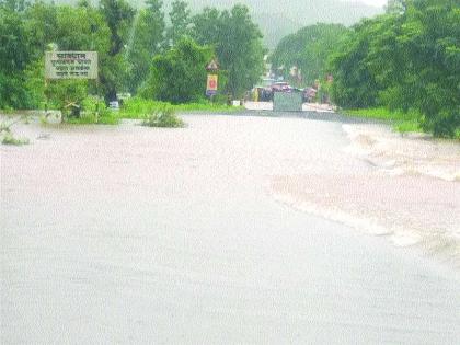 Alert level exceeded by four rivers in the district | जिल्ह्यात चार नद्यांनी ओलांडली इशारा पातळी