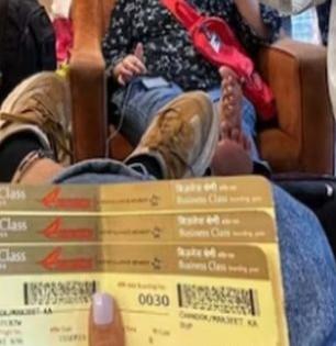 विमानाचं बिझनेस क्लासचं तिकिट-लेकीनं दिलं सरप्राइज, लेकीची माया पाहून आईबाबाही गहिवरले! व्हायरल व्हिडिओ