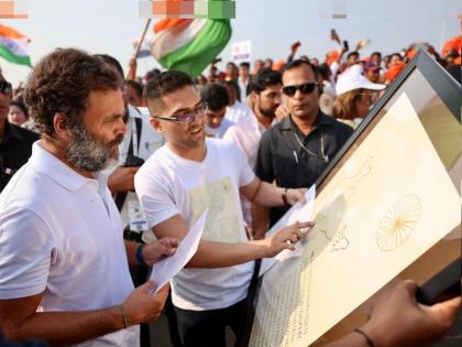 Bharat Jodo Yatra... Rahul Gandhi also dislikes Kolhapur's petting of Rishikesh | भारत जोडो... कोल्हापुरातील ऋषिकेशच्या पेटिंगचे राहूल गांधींना अप्रूप