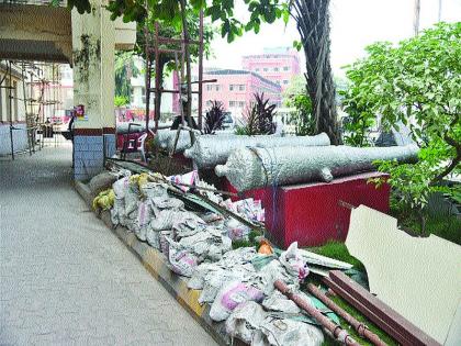 The historical gun in front of the municipality headquarters is obstructed | पालिका मुख्यालयासमोरील ऐतिहासिक तोफा अडगळीत