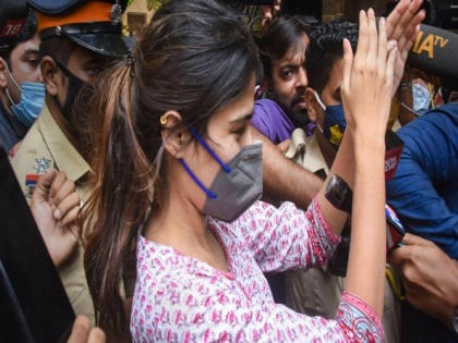 rhea chakraborty accepts that she might have smoked joint sushant forced to take drugs | म्हणे, सुशांतने मला ड्रग्ज घेण्यासाठी बळजबरी केली; रिया चक्रवर्तीचा यु-टर्न