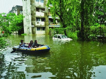 Heavy rains lash Mumbai | मुंबईला झोडपले : धुवाधार पावसाचा तडाखा