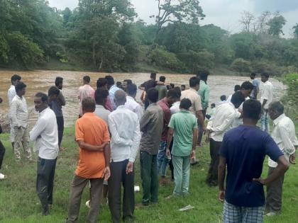 the youth was washed away in the river while taking a bath in Borgaon | बोरगावात अघटित घडले... आंघोळ करताना युवक नदीत वाहून गेला