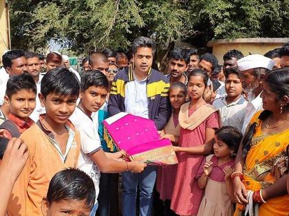 Rohit Pawar appreciates marketing of sarees, in karjat jamkhed zp school | संक्रातीला वहिनींसाठी साडी, चिमुकल्यांच्या मार्केटींगचं रोहित पवारांना कौतुक