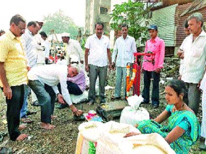  Demand for Indrayani rice has increased in the market for Chishti and Nasrpur weeks | इंद्रायणी तांदळाला पसंती , नसरापूर आठवडे बाजारात मागणी वाढली