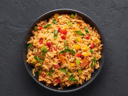 फोडणीचा भात तर नेहमीचाच, आता फक्त १० मिनिटात करा शिळ्या भाताचा चमचमीत फ्राईड राइस!