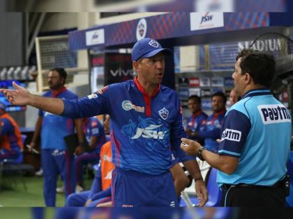 IPL 2021, CSK vs DC : Ricky Ponting head coach of Delhi Capitals not happy with that wide call, Thinks it should be no-ball | IPL 2021, CSK vs DC : दिल्ली कॅपिटल्सचा कोच रिकी पाँटिंग अम्पायरच्या निर्णयावर खवळला, जाब विचारायला अंगावर धावला