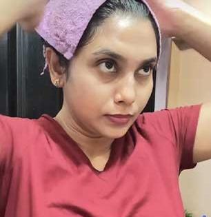 हातावर तेल घेऊन ‌थेट केसांना लावण्याची जुनी पद्धतच चुकीची, ‘असं’ तेल लावा-केसगळती होते बंद...