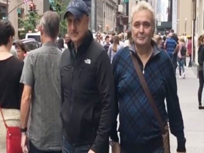 When Rishi Kapoor & Anupam Kher Met In Newyork,Had Long Chat & Share Beautiful Moment-SRJ | जेव्हा न्युयॉर्कमध्ये उपचारावेळी चिंटू कपूर आणि त्यांच्या जुन्या मित्रामध्ये रंगली होती गप्पांची मैफल
