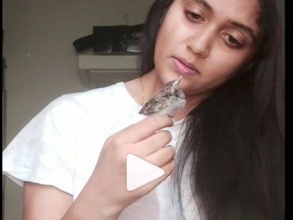 Rinku Rajguru was seen chatting with a sparrow, watch this cute video of her | चिमणीच्या पिल्लूसोबत गप्पा मारताना दिसली रिंकू राजगुरू, पहा तिचा हा क्युट व्हिडिओ
