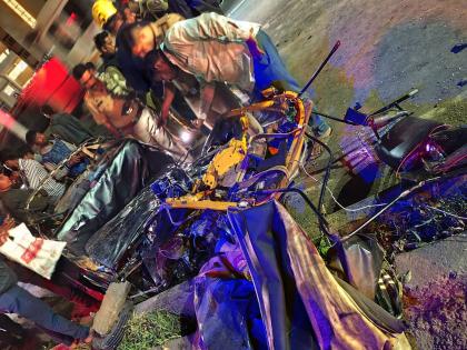 Horrific accident on highway in Pune; Rickshaw driver rescued by fire brigade | पुण्यात हायवेवर भीषण अपघात; अग्निशमन दलाकडून रिक्षाचालकाची थरारक सुटका Horrific accident on highway in Pune; Rickshaw driver rescued by fire brigade | पुण्यात हायवेवर भीषण अपघात; अग्निशमन दलाकडून रिक्षाचालकाची थरारक सुटका