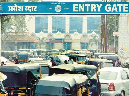 What a hedache; Is this Chhatrapati Sambhajinagar railway station or rickshaw station? | काय हा ताप हो! हे छत्रपती संभाजीनगरचे रेल्वे स्टेशन की रिक्षा स्टेशन? What a hedache; Is this Chhatrapati Sambhajinagar railway station or rickshaw station? | काय हा ताप हो! हे छत्रपती संभाजीनगरचे रेल्वे स्टेशन की रिक्षा स्टेशन?