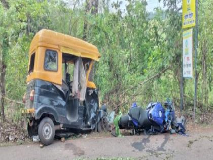 Two wheeler rickshaw collided head on on Vengurla Kudal road | वेंगुर्ला-कुडाळ मार्गावर दुचाकी-रिक्षाची समोरासमोर धडक, चौघे गंभीर जखमी