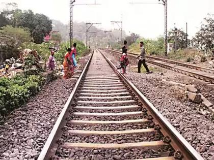 Husband dies while saving his wife; Found under the train while crossing the tracks | पत्नीला वाचवताना पतीचा मृत्यू; रूळ ओलांडताना रेल्वेखाली सापडले 