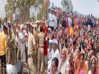 Nandwal ringan sohala: Police-villagers clash over ringwal ceremony in Nandwal | Nandwal ringan sohala: नंदवाळमध्ये रिंगण सोहळ्यावरुन पोलीस-ग्रामस्थांमध्ये धक्काबुक्की, पोलिसांनी केला लाठीमार