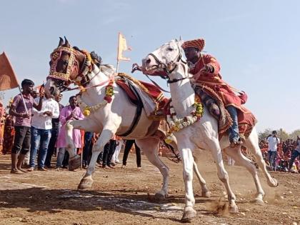 The second goal in Maghwari was to kill the eyes of the Solapurkars | माघवारीतील दुसऱ्या गोल रिंगणाने सोलापूरकरांच्या डोळ्याचे फेडले पारणे