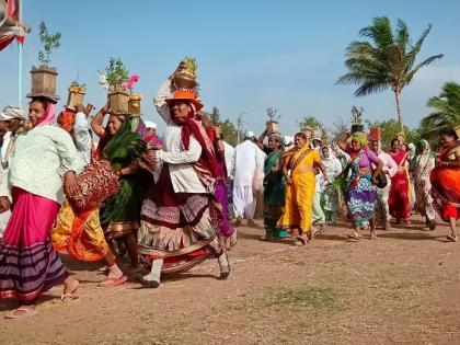 To see the celebrations of Palkhi's Ringan of nivrutti maharaj | Video : पालखीचा रिंगण सोहळा पाहण्यासाठी भाविकांची मांदियाळी