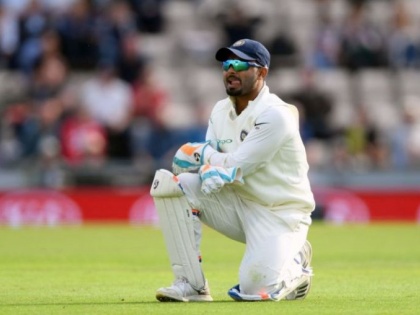 Former wicketkeeper 'stumping' off the field, said removing Rishabh Pant from test team | पंतला काढून वृद्धिमान साहाला संधी द्या, माजी यष्टीरक्षकाने केली मैदानाबाहेर 'स्टम्पिंग'