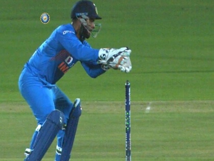 India vs Bangladesh, 2nd T20I : Stumped, but Liton Das is not out because Rishabh Pant has collected the ball in front of the stumps | India vs Bangladesh, 2nd T20I : रिषभ पंत हे तू काय केलंस? हातची विकेट गमावली