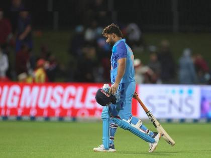 IND vs BAN : Rishabh Pant ‘STAY-BACK’ in Dhaka, BCCI to take call on sending him back for break before Test series | IND vs BAN : दुखापतग्रस्त रिषभ पंत अजूनही ढाक्यात! BCCI त्याला घरी पाठवण्याच्या तयारीत... 