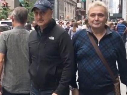 Video: Rishi Kapoor An Anupam Kher In Newyork,Had Long Chat & Share Beautiful Moment | Video: न्यूयॉर्कच्या रस्त्यावर 'मिल बैठे दो यार'.... चिंटू कपूर आणि त्यांच्या जुन्या मित्रामध्ये रंगली गप्पांची मैफल