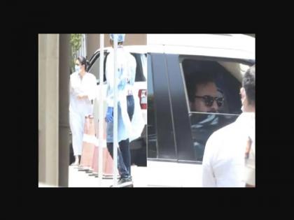 Kareena kapoor, saif ali khan, alia bhatt, abhishek bachchan reach rishi kapoor hospital PSC | हे बॉलिवूड सेलिब्रेटी पोहोचले ऋषी कपूर यांच्या अंत्यदर्शनासाठी