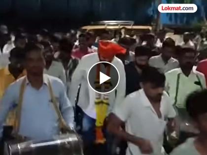Gopichand Padalkar vs. Jitendra Awhad controversy - Rishi Takle, who was arrested for a fight in Vidhan Bhavan, received a warm welcome as he was released on bail | कुठे नेऊन ठेवलाय...! डोक्याला फेटा, गळ्यात हार अन् ढोलताशांचा गजर...; विधानभवनात 'राडा' करणाऱ्यांचं जंगी स्वागत