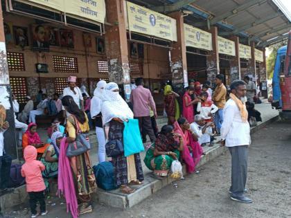 Physical distance fuss at Risod bus stand | रिसोड बसस्थानकात फिजिकल डिस्टन्सिंगचा फज्जा