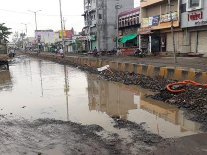 In the first rainy season, the roads in the risod were in danger | पहिल्याच पावसात रिसोडातील रस्त्यांची लागली वाट