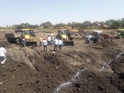 pond suction under Sujalam, Suffalam at Risod | रिसोड येथे सुजलाम, सुफलाम अंतर्गत तलावातील गाळ उपसा