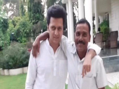 bollywood marathi actor riteish deshmukh wishes his best childhood friend on his birthday photo goes viral | Riteish Deshmukh : 'ही दोस्ती तुटायची नाय...;' लातूरच्या बाभळगावातील मित्राला रितेशनं दिल्या वाढदिवसाच्या अनोख्या शुभेच्छा