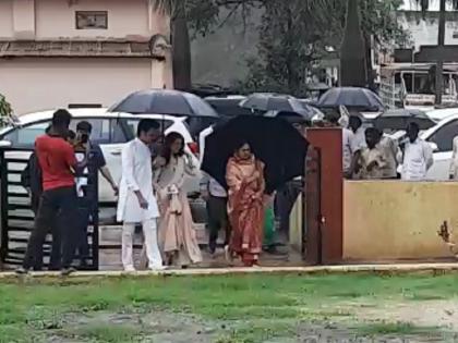 Maharashtra Election 2019: Ritesh- Genelia duo 'Lay Bhari'; The right to vote in the rain | रितेश- जेनेलियाची जोडी 'लय भारी'; भर पावसात येऊन बजावला मतदानाचा हक्क