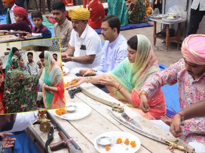  BJP MLA Rivaba Jadeja performs Shastra Puja, on the occasion of Jamnagar in Gujarat  | डोक्यावर पदर समोर पिस्तूल आणि तलवार; रवींद्र जडेजाच्या आमदार पत्नीकडून शस्त्र पूजन