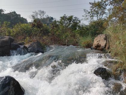 Water so clean that you can drink it without filtering it Nice in Ugmal but dirty in Pune...! | चक्क फिल्टर न करता पाणी पिऊ शकतो इतकी स्वच्छ मुठा; उगमाला छान, पुण्यात मात्र घाण...!