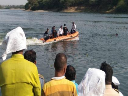 Went swimming on a whim in the summer and lost his life Unfortunate death of 2 children after drowning in Bhima river | उन्हाळयात हौशेपोटी पोहायला गेले अन् जीव गमावून बसले; भीमा नदीत बुडून २ मुलांचा दुर्दैवी मृत्यू