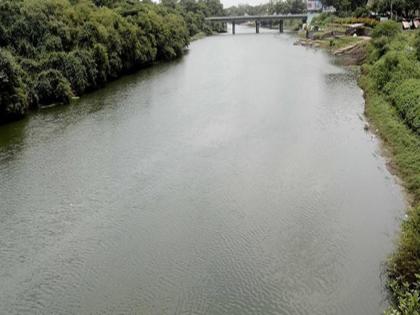 After being asked to lower the volume of the speaker, the elder was beaten and insulted and jumped into the river | स्पिकरचा आवाज कमी करण्यास सांगितल्याने ज्येष्ठाला मारहाण, अपमान सहन न झाल्याने मारली नदीत उडी