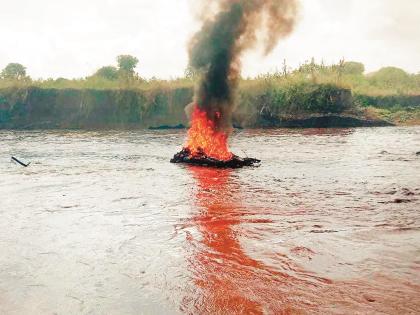 Death escaped but ... the burning pyre was surrounded by a sudden flood | मरणाने केली सुटका पण... धगधगत्या चितेला अचानक आलेल्या पुराने वेढले