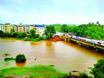 Risk of flooding due to river basin filling | नदीपात्रातील भरावामुळे पाणी भरण्याचा धोका