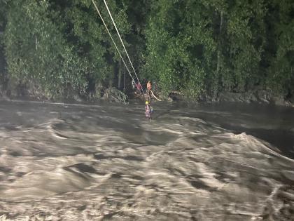 Himachal Pradesh: NDRF rescued 6 people stranded in Beas River in Mandi district | पुरात अडकलेल्या लोकांची NDRF ने केली सुटका; बचाव कार्याचा थरारक व्हिडिओ व्हायरल...