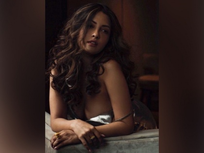 Riya Sen Shares Super Sexy Look During LockDown-SRJ | वेटरकडे सेक्सची मागणी करणाऱ्या या अभिनेत्रीचा नवा कारनामा, लॉकडाऊन दरम्यान अशा गोष्टी करत लक्ष वेधून घेण्याचा करते प्रयत्न