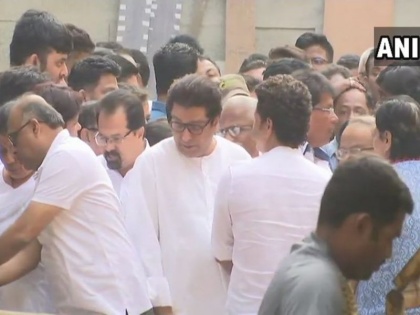 Ramakant Achrekar Funeral: Sachin Tendulkar, Raj Thackeray Present To Pay Last Tribute Ramakant Achrekar | आचरेकर सरांच्या अंत्यदर्शनाला सचिन तेंडुलकर, राज ठाकरेंसह शिष्यगणांची गर्दी