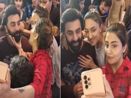 fan trying to touch tu jhoothi main makkar fame ranbir kapoor video viral | Ranbir Kapoor : रणबीर कपूरला पाहताच चाहतीचा सुटला ताबा, व्हिडीओ पाहून नेटकऱ्यांचा संताप