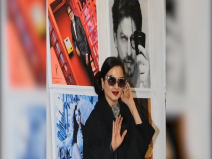 Watch: Rekha's reaction after she poses in front of Amitabh Bachchan's photo | अमिताभ यांचा फोटो पाहताच अशी झाली होती रेखा यांची अवस्था,एकदा पाहा हा व्हिडीओ