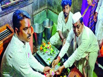 Rakshabandhan of Maulei, offering Rakhi of Muktaiya to Gyanadeva | माऊलींचेही रक्षाबंधन, ज्ञानदेवांना मुक्ताईची राखी अर्पण