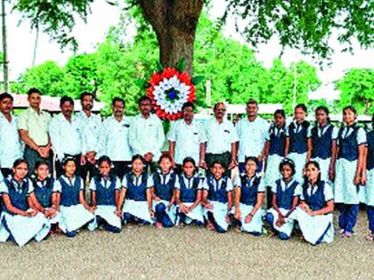 Environmental message celebrates Rakshabandhan by planting trees and making rakhi | पर्यावरणाचा संदेश, झाडाला राखी बांधून रक्षाबंधन साजरे