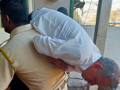 Salute! Police take the passenger on the shoulder and reach the hospital in kurla railway station | सॅल्यूट 'खाकी'ला ! वेदनाग्रस्त प्रवाशाला खांद्यावर घेऊन पोलीस शिपाई रुग्णालयात पोहोचला